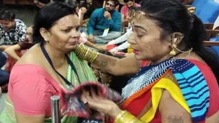 Teejan Bai Memories पद्मविभूषण तीजनबाई से एक कार्यक्रम के दौरान भेंट करतीं डॉ मधु शुक्ला (फाइल फोटो)। सौजन्य- स्वतः