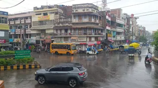 प्रयागराज में आज सोमवार को झमाझम बारिश हो रही है।
