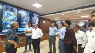 रेलटेल के सीएमडी संजय कुमार, बाएं के साथ डीआरएम समस्तीपुर ज्योति प्रकाश मिश्रा बाएं से तीसरा, एवं अन्य अधिकारियों के साथ अत्याधुनिक प्रणाली पर चर्चा करते। सौ. रेल