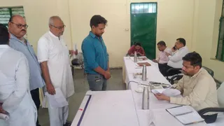 खतौनी से नाम कटने पर दो साल से चक्कर काट रहे बुजुर्ग