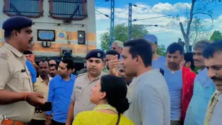 पुलिस के सामने विरोध जतातीं दारोगा। जागरण