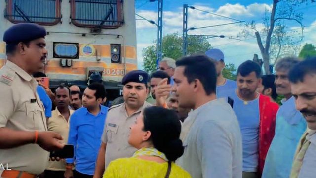 गया-हावड़ा एक्सप्रेस में महि‍ला SI और पत‍ि-बच्‍चों से मारपीट;  ट्रेन के सामने क्‍यों खड़ी हो गईं पुल‍िस अधिकारी?
