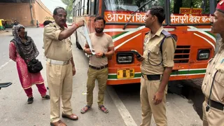आगरा में आईएसबीटी के पास सर्विस रोड ब्लॉक कर खड़ी होने वाली बस का चालान करते ट्रैफिक पुलिसकर्मी।