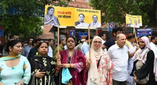 आम आदमी पार्टी ने सोमवार को एलएन अस्पताल के बाहर प्रदर्शन कर मानव शृंखला बनाई।