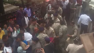 शिमला कब्जे हटाने का विरोध करते रेहड़ी-फड़ी धारक। जागरण