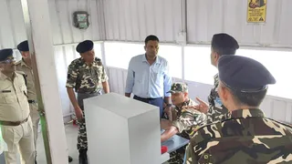 भारत-नेपाल सीमा पर तस्करी रोकने के लिए बढ़ेगी निगरानी, डीआईजी ने किया निरीक्षण