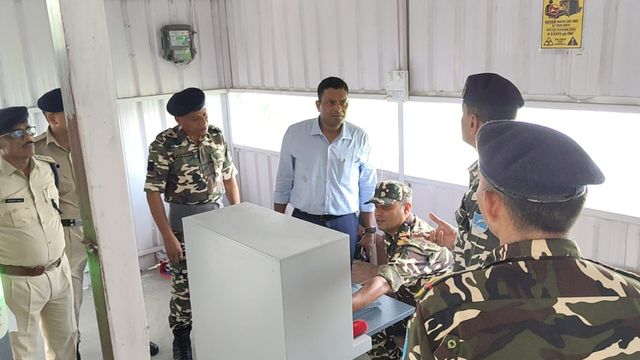 भारत-नेपाल सीमा पर तस्करी रोकने के लिए बढ़ेगी निगरानी, डीआईजी ने किया निरीक्षण

