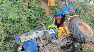 सड़क किनारे पलटा ट्रैक्टर। जागरण