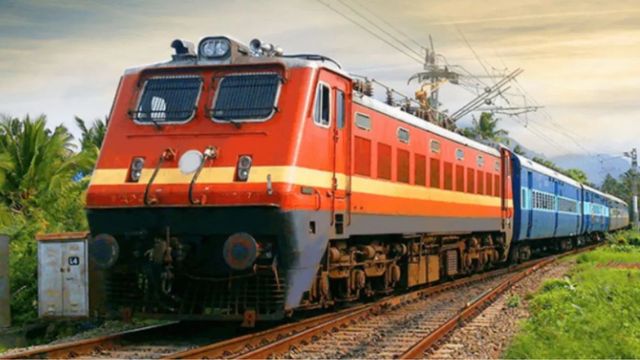 फल लेने निकला था युवक, रोहतास में ट्रेन की चपेट में आने से मौत; पांच महीने पहले हुई थी शादी
