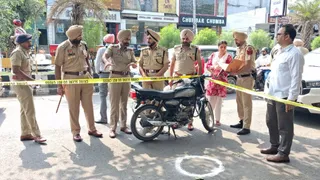 घटनास्थल का जायजा लेते हुए पुलिस कमिश्नर गुरप्रीत सिंह भुल्लर।