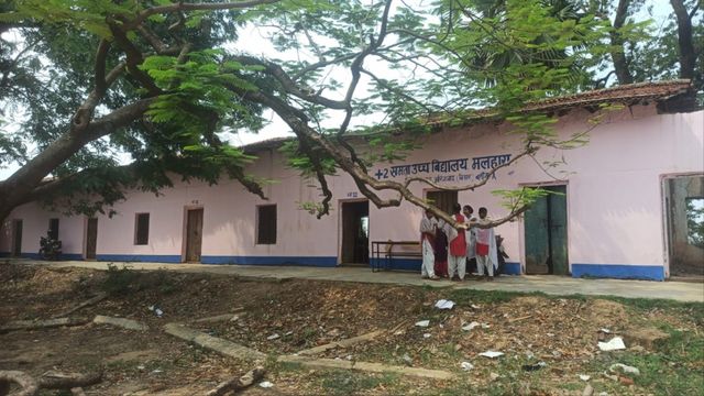 औरंगाबाद: मलहारा के इंटर समता स्कूल में 762 छात्र और महज 6 कमरे, टपकती छत के नीचे पढ़ने को मजबूर बच्चे
