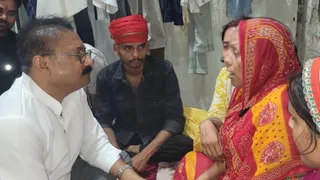 भरत तिवारी की मां से मिलने पहुंचे थे मंत्री डॉ. अशोक चौधरी। फाइल