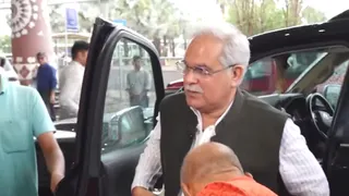 पंजाब के 5 दिवसीय दौरे से पहले छत्तीसगढ़ से रवाना होते हुए भूपेश बघेल।