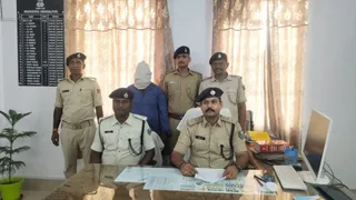 गिरफ्तार आरोपी और पुलिस। फोटो जागरण