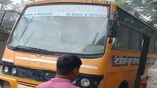 बलिया में स्कूल बस से निकला धुआं, लोगों की सतर्कता से बच्चों की जान बची।