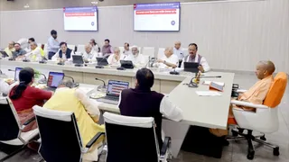 सरकारी आवास पांच कालिदास मार्ग पर कैबिनेट की बैठक करते मुख्यमंत्री योगी।