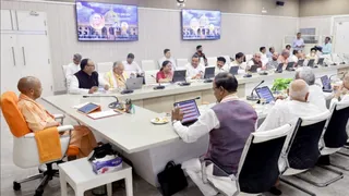 सरकारी आवास पांच कालिदास मार्ग पर कैबिनेट की बैठक करते मुख्यमंत्री योगी।