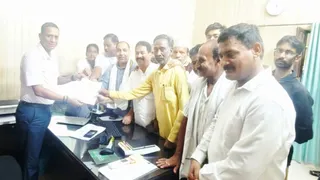 वाराणसी में मतदान केंद्र बदलने पर कांग्रेस का विरोध, डीएम को सौंपा ज्ञापन।