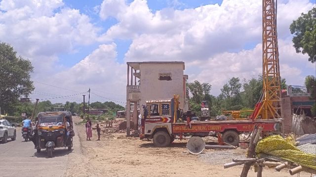 गाजीपुर में फ्लाईओवर के एप्रोच निर्माण का रास्ता साफ, ध्वस्तीकरण की प्रक्रिया शुरू
