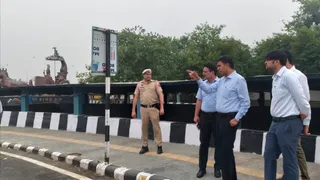 राजीव चौक पर निरीक्षण के दौरान अधिकारियों को निर्देश देते नगर निगम गुरुग्राम के आयुक्त प्रदीप दहिया। सौ. पीआरओ