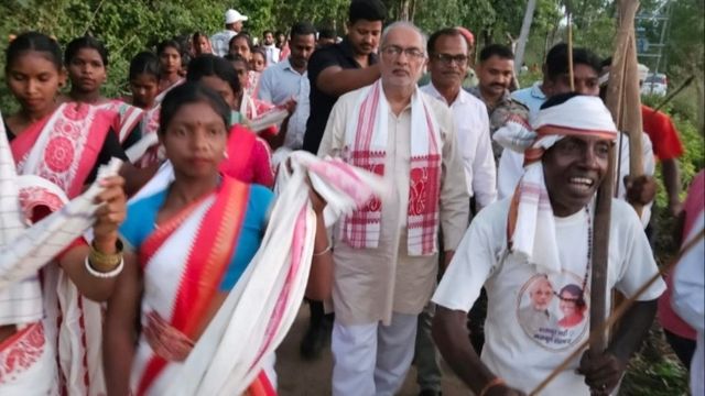 झारखंड के इस गांव में पहली बार पहुंची बिजली, ग्रामीणों ने ट्रेडिशनल डांस से किया विधायक का स्वागत
