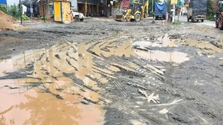 सुबह से झमाझम वर्षा के बीच दफ्तर, स्कूल व कोचिंग पहुंचने की जद्दोजहद।