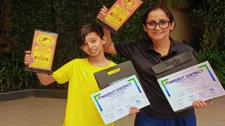विजेता बनने के बाद अनामिका मोहता बेटे आरव मोहता के साथ।