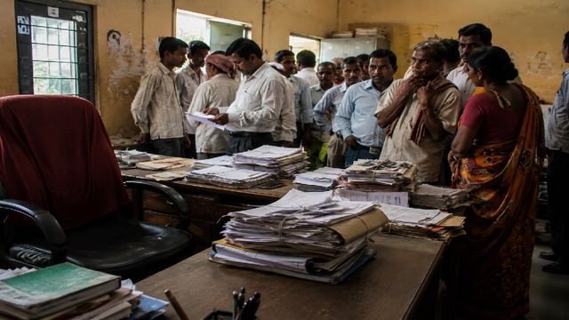 रामगढ़ में छह महीने बाद भी प्रखंड मुख्यालय नहीं पहुंचे बीसीओ, किसान लगा रहे दफ्तर के चक्कर
