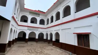 मदरसा के बजाय क्लीनिक पर मिले प्रधानाचार्य।