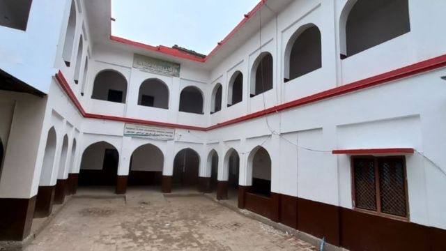 मदरसा के बजाय क्लीनिक पर मिले प्रधानाचार्य, उप निदेशक ने खुद 'मरीज' बनकर पकड़ी चोरी