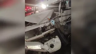 हादसे में 10 यात्री घायल, 3 की हालत गंभीर।