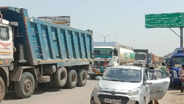 कालपी में डिवाइडर से टकराया ट्राला, कानपुर-झांसी हाईवे पर लगा तीन घंटे तक जाम
