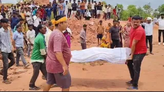 पहाड़ के गड्ढे में मिला शव