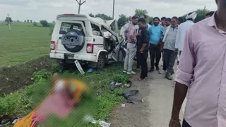 ट्रक की टक्कर से बोलेरो बुरी तरह क्षतिग्रस्त हो गई।