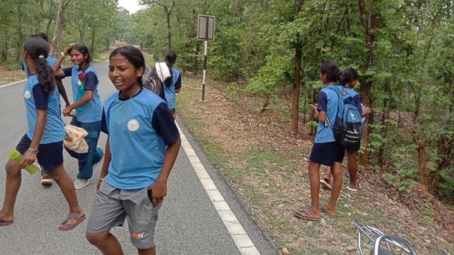 सिमडेगा में फुटबॉल मैच के बाद छात्राओं के 17 KM पैदल चलकर लौटने पर कोर्ट ने लिया संज्ञान, उपायुक्त से मांगा जवाब
