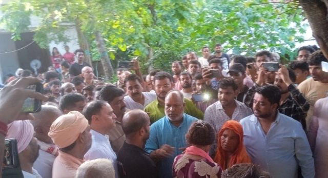 देवरिया राजू हत्याकांड: 48 घंटे से शव रखकर प्रदर्शन, स्वजन बुलडोजर कार्रवाई और 50 लाख की सहायता पर अड़े
