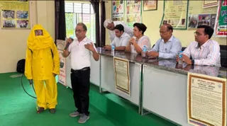 मुजफ्फरनगर में कृषि विज्ञान केंद्र बघरा में रसायन स्प्रे का डेमो देता कर्मचारी (सबसे दाएं) और मंचासीन कृषि विज्ञानी। सौजन्य : कृषि विभाग