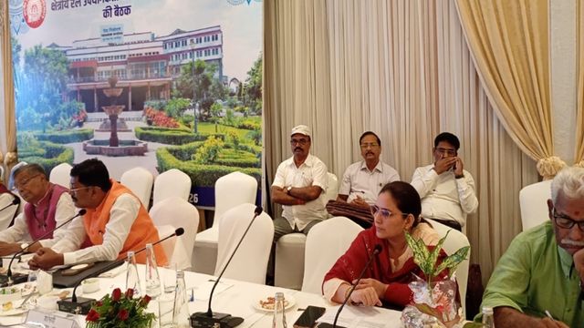 चतरा को जल्द मिलेगी नई ट्रेनों की सौगात! रेलवे की बैठक में इन 3 बड़े प्रोजेक्ट्स की हुई समीक्षा
