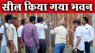 संभल मुरादाबाद रोड किनारे ग्राम सभा की भूमि पर किए अवैध निर्माण के गेट पर सील लगवाते तहसीलदार धीरेंद्र सिंह। जागरण