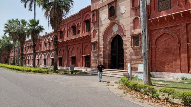 एएमयू कैंपस में बाहरी लड़कियों को सुरक्षाकर्मियों ने रोका, कपड़ों पर विवाद का वीडियो वायरल
