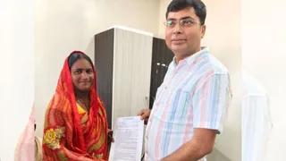 महिला को आवास योजनाओं का वर्कआर्डर देते वार्ड पार्षद रानू सिंह । जागरण