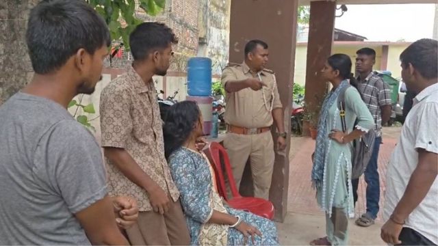 भागलपुर में पति पत्नी और प्रेमिका का सड़क पर विवाद पुलिस ने कराया शांत
