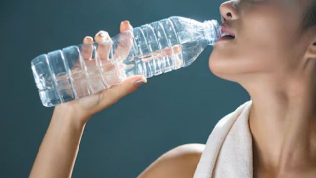 ट्रेन या स्टेशन में बोतलबंद पानी के नए विकल्प, रेलवे ने 12 और ब्रांड्स के बिक्री की इजाजत दी 
