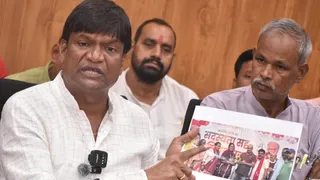 बदमाश प्रिंस खान के दो शूटरों के साथ विधायक अरूप चटर्जी का फोटो दिखाते सांसद ढुलू महतो। (फोटो अमित सिन्हा)