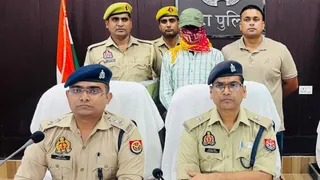 एटा पुलिस की गिरफ्त में आरोपी व्यापारी।