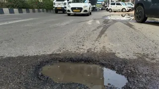 दुहाई आरआरटीएस स्टेशन के पास दिल्ली-मेरठ रोड कांवड़ मार्ग पर हो रहा गड्ढा। जागरण