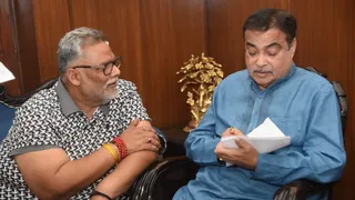 पप्पू यादव ने गडकरी से की मुलाकात, कोसी-सीमांचल की सड़क परियोजनाओं पर सौंपा ज्ञापन