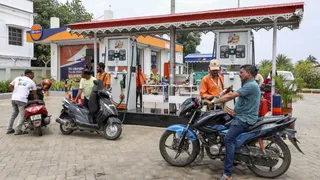 फ्यूल पंप पर पेट्रोल भरवाते लोग। (फाइल फोटो)