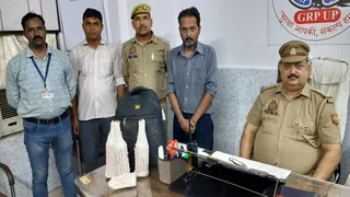 प्रयागराज जीआरपी की गिरफ्त में शराब तस्कर। सौजन्य : जीआरपी