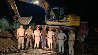 नूरपुर जिला पुलिस की ओर से पंजाब के माफिया पर की गई कार्रवाई के दौरान जब्त वाहन व मशीनरी।